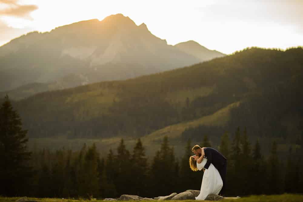 para młoda, tatry, pocałunek, plener śłubny, wschód słońca