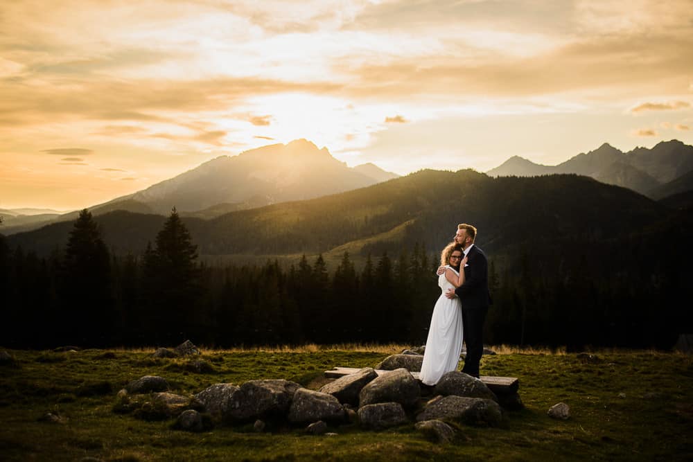 wschód słońca, tatry, góry, rusinowa polana, para młoda, przytuleni, plener ślubny